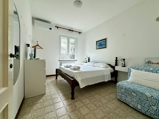 Das Doppelzimmer mit Schlafsofa und Fenster ins Grüne