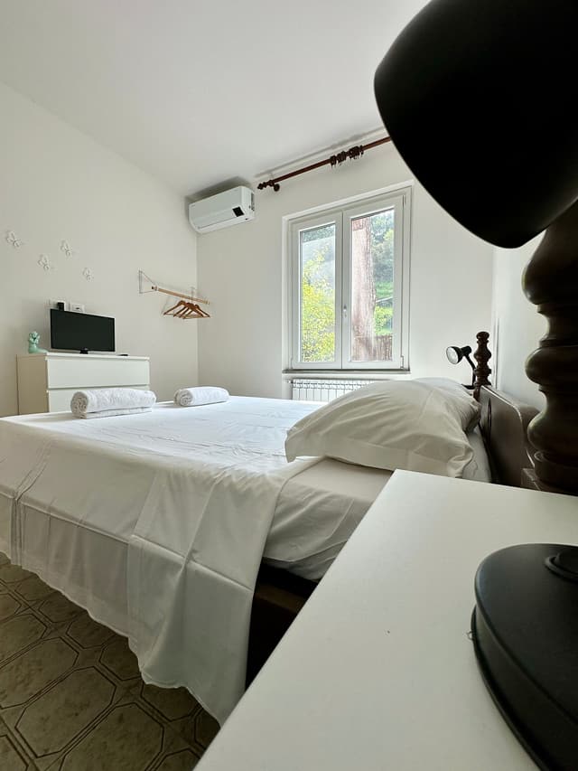 Das Zimmer mit den nebeneinanderstehenden Betten und dem Wandfernseher